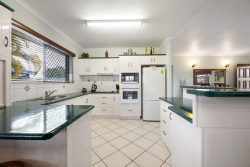 2 Dickens Ave, Ooralea QLD 4740, Australia