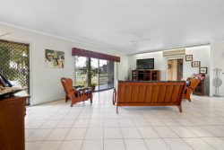 2 Dickens Ave, Ooralea QLD 4740, Australia