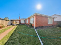 12 Lyall Ave, Kerang VIC 3579, Australia