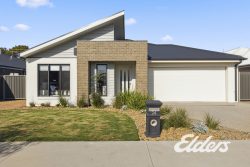 24 Peter Thomson Cct, Yarrawonga VIC 3730, Australia