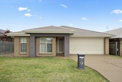 13 Golden Whistler Ave, Aberglasslyn NSW 2320, Australia