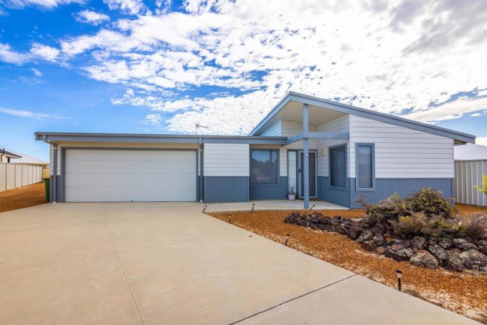 4 Parakeet Bend, Jurien Bay WA 6516, Australia