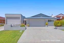 179 Bay View Dr, Little Grove WA 6330, Australia