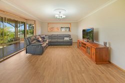 40 Hillside Dr, Berkeley Vale NSW 2261, Australia