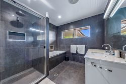 3 Raddle Ct, Cannonvale QLD 4802, Australia