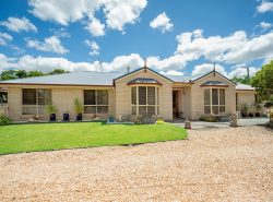 37 Mocatta St, Goombungee QLD 4354, Australia