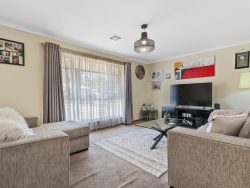 14 Shillabeer Cres, Woodcroft SA 5162, Australia