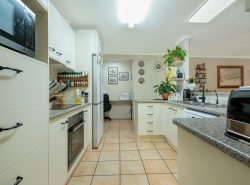 8 Glen Cres, Highfields QLD 4352, Australia