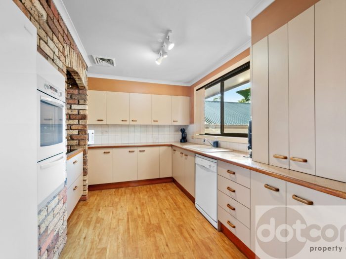 33 Leslie Ave, Gorokan NSW 2263, Australia