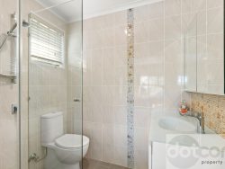 33 Leslie Ave, Gorokan NSW 2263, Australia