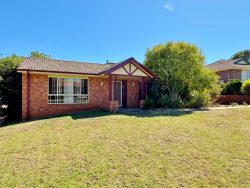 3 Martin Ct, Young NSW 2594, Australia