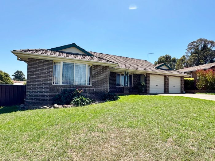 4 Martin Ct, Young NSW 2594, Australia