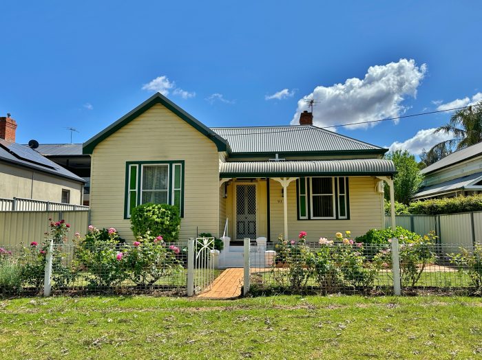 93 Nasmyth St, Young NSW 2594, Australia