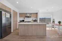 5 Ruff Wy, Melton South VIC 3338, Australia