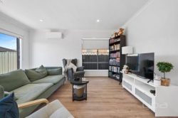 5 Ruff Wy, Melton South VIC 3338, Australia