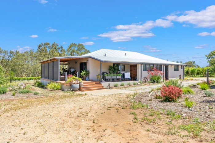 25 Hamersley Rd, Caversham WA 6055, Australia