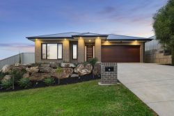 19 Bennelong Cres, Lloyd NSW 2650, Australia