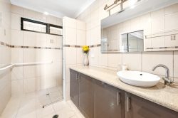 52 Blackcurrant Dr, Hideaway Bay QLD 4800, Australia