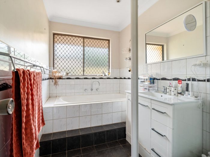 60 Hawkins St, West Lamington WA 6430, Australia