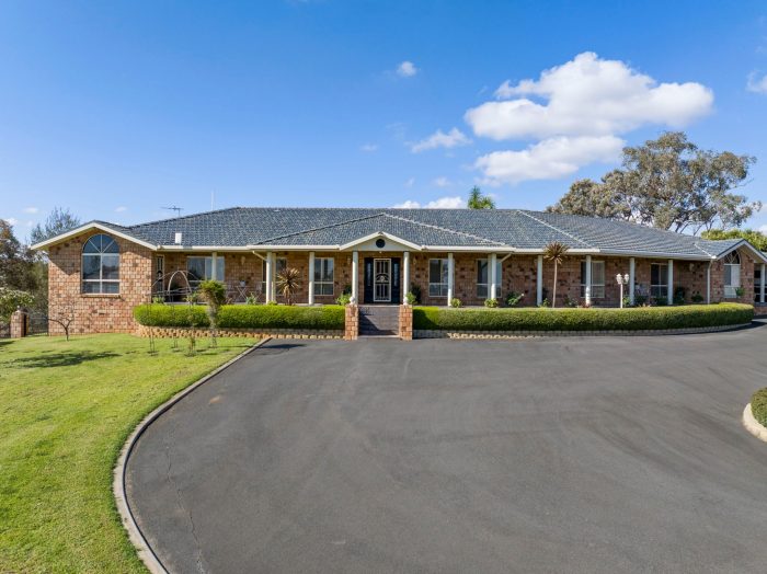 2 Hintons Rd, Young NSW 2594, Australia