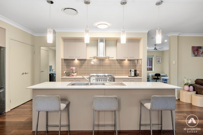 5 Lucy Ct, Augustine Heights QLD 4300, Australia