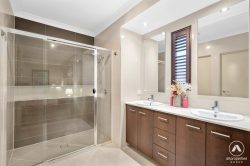 5 Lucy Ct, Augustine Heights QLD 4300, Australia