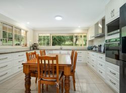6 Nargoon St, Meringandan West QLD 4352, Australia