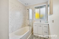 7 Oak Ct, Kingston TAS 7050, Australia