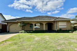 17 Rogers Ave, Katanning WA 6317, Australia