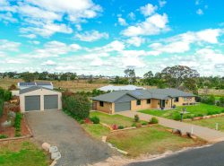 9 Somerset Cres, Cawdor QLD 4352, Australia