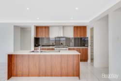 11 Argus Ct, Middle Ridge QLD 4350, Australia