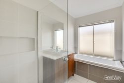 11 Argus Ct, Middle Ridge QLD 4350, Australia