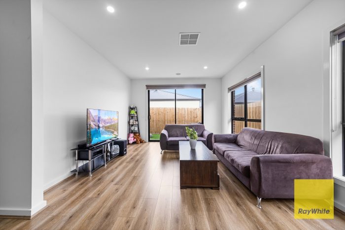6 Sparrowhawk Cres, Deanside VIC 3336, Australia