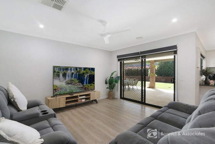 3 Collette Ct, Tangambalanga VIC 3691, Australia