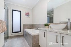 3 Collette Ct, Tangambalanga VIC 3691, Australia