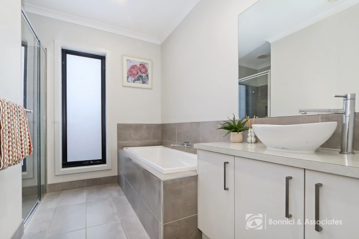 3 Collette Ct, Tangambalanga VIC 3691, Australia