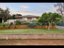27 Baronet Rd, Lesmurdie WA 6076, Australia