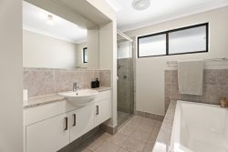 60 Bradley St, Glenmore Park NSW 2745, Australia