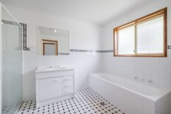 1 Cross Pl, Jerrabomberra NSW 2619, Australia