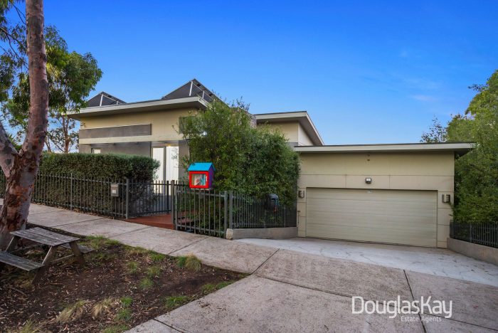 18 Dinron Cl, Sunshine North VIC 3020, Australia