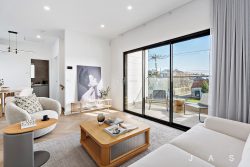 102 Elizabeth St, Newport VIC 3015, Australia