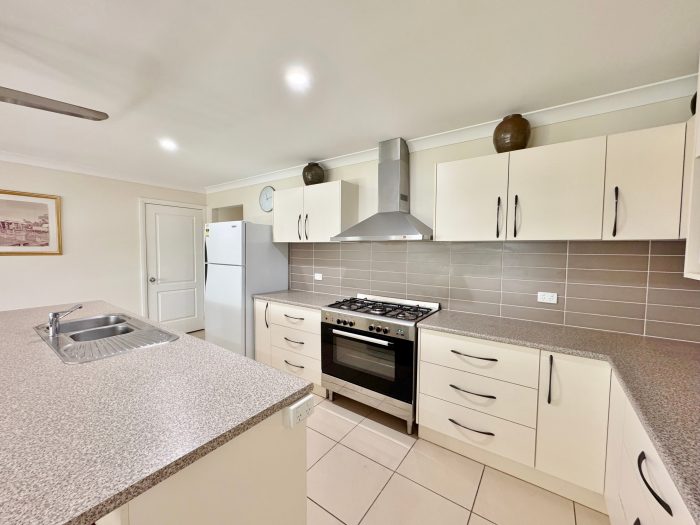 6 Garland Pl, Young NSW 2594, Australia