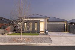 17 Groat St, Lucas VIC 3350, Australia