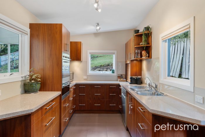 94 Karoola Rd, Lindisfarne TAS 7015, Australia