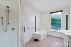 94 Karoola Rd, Lindisfarne TAS 7015, Australia