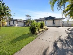 10 Golf Cres, Craignish QLD 4655, Australia