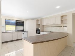 10 Golf Cres, Craignish QLD 4655, Australia