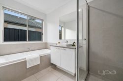 5 Tamboritha Bvd, Melton South VIC 3338, Australia
