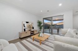 5 Tamboritha Bvd, Melton South VIC 3338, Australia