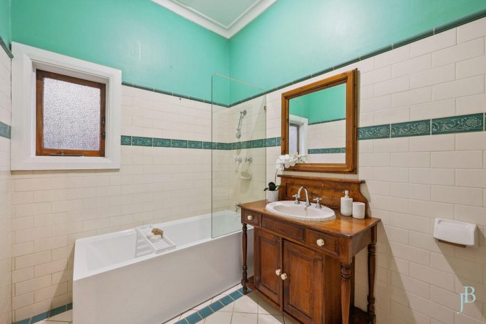 8 Ryrie Ave, Como WA 6152, Australia